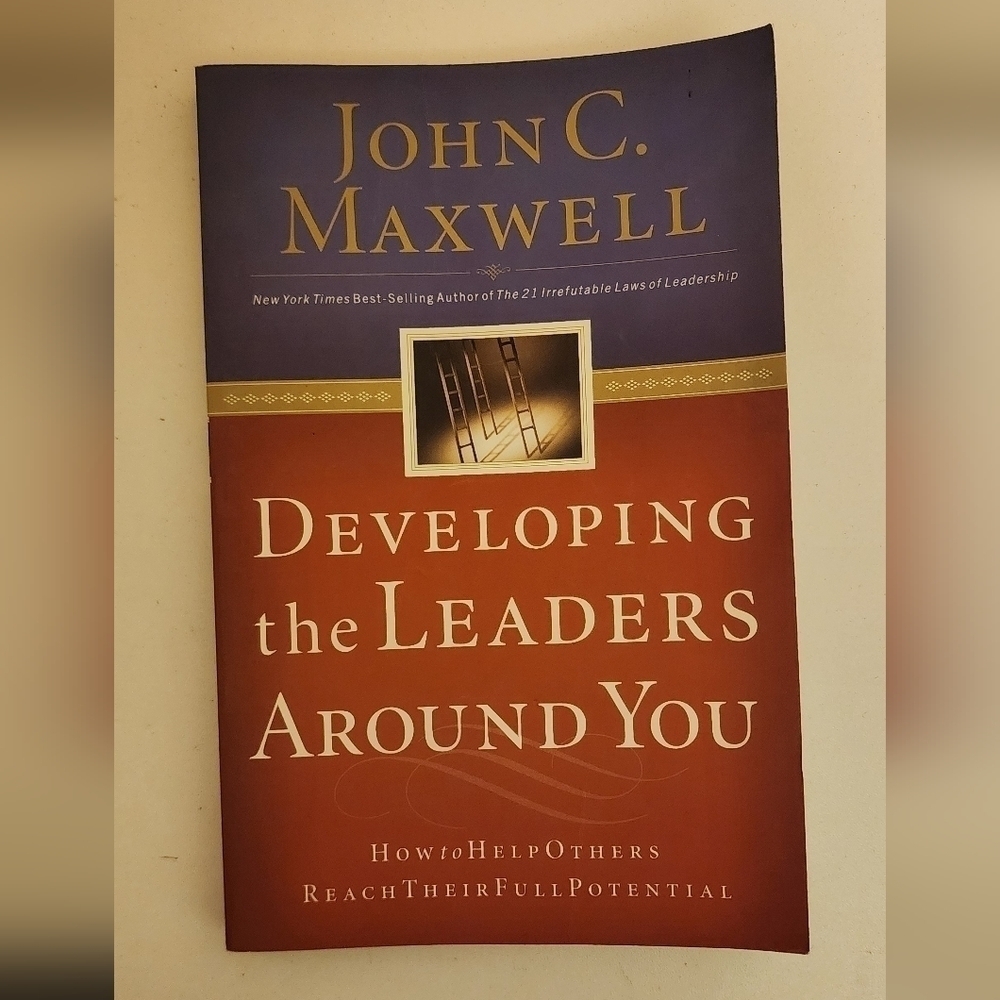 John C. Maxwell Developing the Leaders Around You. Paperback book